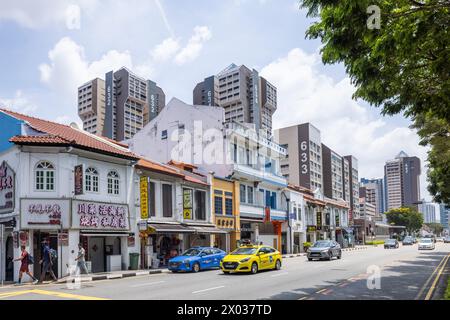 Historische Shophouses entlang der Jalan Besar Road in der Nähe von Little India Singapur Stockfoto