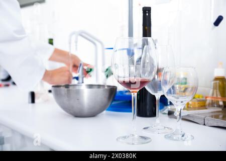 Modernes Labor der Weinkellerei. Prüfung des Säuregehalts von Wein und der organoleptischen Eigenschaften Stockfoto