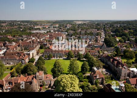 Blick auf die King's School Canterbury vom Bell Harry Tower der Kathedrale von Canterbury Stockfoto