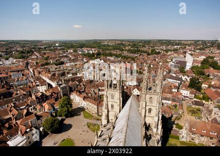 Blick vom Bell Harry Tower of Canterbury Cathedral auf die mittelalterlichen Straßen der Stadt unten Stockfoto