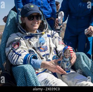 Zhezkazgan, Kasachstan. April 2024. Der NASA-Astronaut und Flugingenieur Loral O’Hara der Expedition 70 hält eine Matryoschka-Puppe, die ihr geschenkt wurde, nachdem er am 6. April 2024 in der Nähe der Stadt Zhezkazgan in Kasachstan an Bord des Raumschiffs Sojus MS-24 gelandet war. O’Hara, Roscosmos-Kosmonaut Oleg Nowitskiy und die weißrussische Raumfahrtteilnehmerin Marina Wasilevskaja kehrten sicher von der Internationalen Raumstation zurück. Quelle: Bill Ingalls/NASA/Alamy Live News Stockfoto