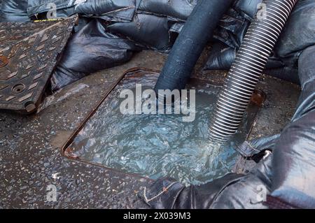 Chalfont St Peter, Großbritannien. März 2024. Ein Teil des Dorfes Chalfont St Peter bleibt für Fahrzeuge gesperrt, da Thames Water und ihre Auftragnehmer weiterhin Grundwasser und Abwasser aus Schächten im Dorf Chalfont St Peter in Buckinghamshire pumpen. Abwasser fließt in die High Street, und die Themse hat manchmal überschüssiges Abwasser direkt in den Fluss Misbourne gepumpt, einen wertvollen Kreidefluss. Es gibt weiterhin Forderungen nach Renationalisierung des Themsewassers. Kredit: Maureen McLean/Alamy Stockfoto