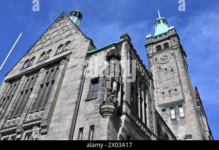 Chemnitzer Roland Chemnitz / der 4,75 Meter hohe Roland und das Stadtwappen von Chemnitz schmücken die Front des Neuen Rathauses. Er wurde vom Dresdner Bildhauer Alexander Höfer geschaffen. Das neue Rathaus war am Anfang des 20. Jh. Nach Plänen von Stadtbaurat Richard Möbius errichtet. Seit 1978 befindet sich ein Carillon Glockenspiel im Neuen Rathausturm. Chemnitz Sachsen Deutschland *** Chemnitz Roland Chemnitz der 4,75 Meter hohe Roland und das Stadtwappen von Chemnitz zieren die Vorderseite des Neuen Rathauses Er wurde vom Dresdner Bildhauer Alexander Höfer geschaffen Stockfoto