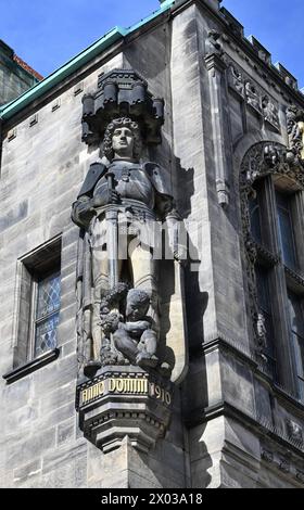 Chemnitzer Roland Chemnitz / der 4,75 Meter hohe Roland und das Stadtwappen von Chemnitz schmücken die Front des Neuen Rathauses. Er wurde vom Dresdner Bildhauer Alexander Höfer geschaffen. Das neue Rathaus war am Anfang des 20. Jh. Nach Plänen von Stadtbaurat Richard Möbius errichtet. Seit 1978 befindet sich ein Carillon Glockenspiel im Neuen Rathausturm. Chemnitz Sachsen Deutschland *** Chemnitz Roland Chemnitz der 4,75 Meter hohe Roland und das Stadtwappen von Chemnitz zieren die Vorderseite des Neuen Rathauses Er wurde vom Dresdner Bildhauer Alexander Höfer geschaffen Stockfoto