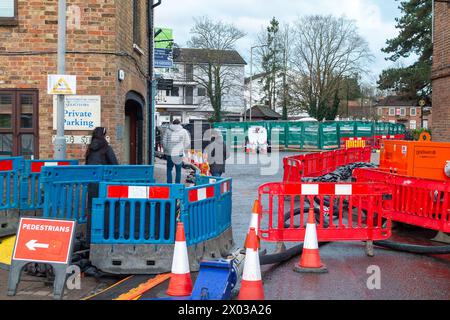 Chalfont St Peter, Großbritannien. März 2024. Ein Teil des Dorfes Chalfont St Peter bleibt für Fahrzeuge gesperrt, da Thames Water und ihre Auftragnehmer weiterhin Grundwasser und Abwasser aus Schächten im Dorf Chalfont St Peter in Buckinghamshire pumpen. Abwasser fließt in die High Street, und die Themse hat manchmal überschüssiges Abwasser direkt in den Fluss Misbourne gepumpt, einen wertvollen Kreidefluss. Es gibt weiterhin Forderungen nach Renationalisierung des Themsewassers. Kredit: Maureen McLean/Alamy Stockfoto