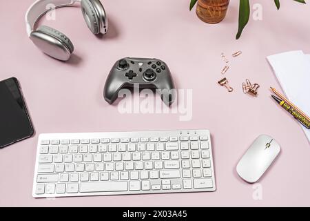 PC-Tastatur und Zubehör für Videospiele mit Gamepad in der Mitte Stockfoto