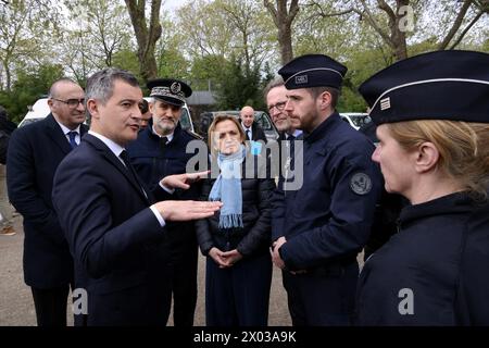 Paris, Frankreich. April 2024. © PHOTOPQR/LE PARISIEN/Delphine Goldsztejn ; Paris ; 09/04/2024 ; Visite de Gérald Darmanin, Ministry de l'Intérieur et des Outre-mer à la Brigade fluviale en présence de Laurent Nuñez, Préfet de Police de Paris Sécurisation de la cérémonie d'ouverture des JO 5 Quai Saint-Bernard, 75005 Paris Le 09/04/2024 : Delphine Goldsztejn Paris, Frankreich, 9. april 2024 Besuch von Gérald Darmanin, Minister des Innern und der Überseegebiete bei der Flussbrigade zur Sicherung der Eröffnungszeremonie der Olympischen Spiele in Paris Credit: MAXPPP/Alamy Live News Stockfoto