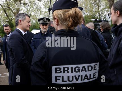 Paris, Frankreich. April 2024. © PHOTOPQR/LE PARISIEN/Delphine Goldsztejn ; Paris ; 09/04/2024 ; Visite de Gérald Darmanin, Ministry de l'Intérieur et des Outre-mer à la Brigade fluviale Sécurisation de la cérémonie d'ouverture des JO 5 Quai Saint-Bernard, 75005 Paris Le 09/04/2024 Foto : Delphine Goldsztejn Paris, Frankreich, 9. april 2024 Besuch von Gérald Darmanin, Minister des Innern und der Überseegebiete bei der Flussbrigade zur Sicherung der Eröffnungszeremonie der Olympischen Spiele in Paris Credit: MAXPPP/Alamy Live News Stockfoto