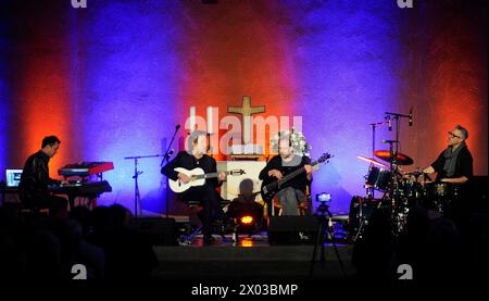 Der amerikanische Jazz-Gitarrist Dominic Miller mit Jason Rebello keyb., Nicolas Fiszman B. und Ziv Ravitz dr. In der Essener Erlöserkirche. US-amerikanischer Jazzgitarrist Dominic Miller mit Jason Rebello Keyb., Nicolas Fiszman B. und Ziv Ravitz dr. In Essen. Essen NRW DEUDEGERMANYDEUTSCHLANDALLEMAGNE Stockfoto