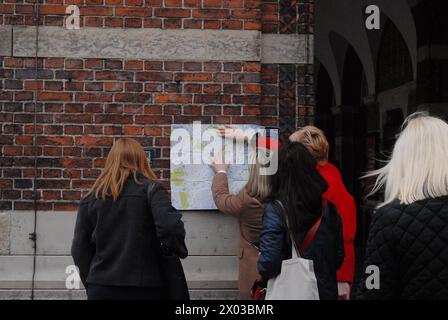 Kopenhagen/Dänemark/09 April 2024/Reisende Studing Copenhagen City Map Old Fashion Way in Kopenhagen . (Photo.Francis Joseph Dean/Dean Pictures) Stockfoto