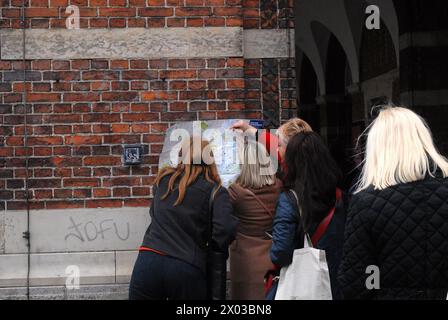 Kopenhagen/Dänemark/09 April 2024/Reisende Studing Copenhagen City Map Old Fashion Way in Kopenhagen . (Photo.Francis Joseph Dean/Dean Pictures) Stockfoto