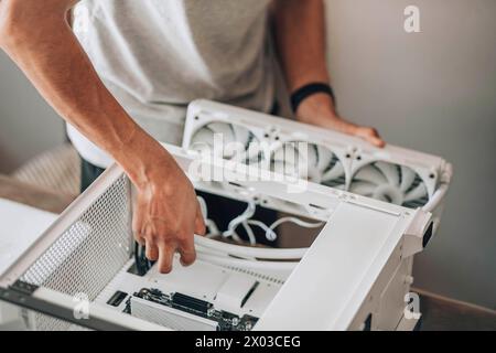 Ein detailorientierter Computertechniker, der sich mit dem schwierigen Prozess der Hardware-Montage beschäftigt Stockfoto