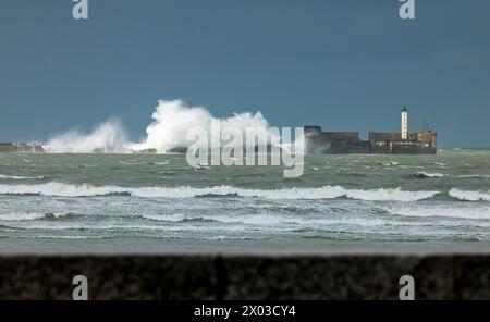 Frankreich. April 2024. © PHOTOPQR/VOIX DU NORD/Sebastien JARRY ; 09/04/2024 ; Boulogne-sur-Mer. le 09/04/2024. grandes Marees : les vagues s'ecrasent contre la digue carnot . FOTO SEBASTIEN JARRY : LA VOIX DU NORD. tella plage, Frankreich, 9. april 2024 Pierrick Storm trifft nordfranzösische Küsten Credit: MAXPPP/Alamy Live News Stockfoto