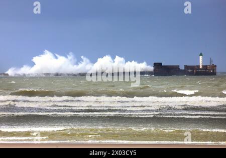 Frankreich. April 2024. © PHOTOPQR/VOIX DU NORD/Sebastien JARRY ; 09/04/2024 ; Boulogne-sur-Mer. le 09/04/2024. grandes Marees: Les vagues s'ecrasent contre la digue carnot et Son phare. Foto SEBASTIEN JARRY : LA VOIX DU NORD tella plage, Frankreich, 9. april 2024 Pierrick Storm trifft Nordfrankreich Küsten Credit: MAXPPP/Alamy Live News Stockfoto