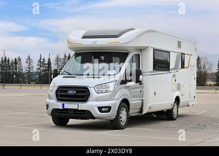 Ford CI Elliot 74 XT Selekt Wohnmobil auf öffentlichem Parkplatz. Salo, Finnland. 31. März 2024. Stockfoto