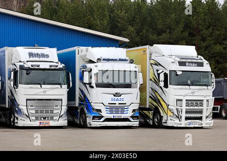 Drei neue, wunderschön angepasste Volvo und MAN Lkw parkten an einem Frühlingstag auf einem Hof. Salo, Finnland. 31. März 2024. Stockfoto