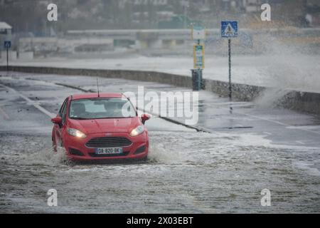 Frankreich. April 2024. © PHOTOPQR/VOIX DU NORD/JOHAN BEN AZZOUZ ; 09/04/2024 ; Boulogne-sur-mer, le 9 avril 2024. Depression Pierrick, avec une impressionnante Subversion Marine, ici sur le Boulevard Sainte-Beuve. FOTO JOHAN BEN AZZOUZ LA VOIX DU NORD Boulogne sur Mer France, 9. april 2024 Pierrick Storm trifft Nordfrankreichs Küsten Credit: MAXPPP/Alamy Live News Stockfoto