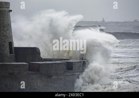 Frankreich. April 2024. © PHOTOPQR/VOIX DU NORD/JOHAN BEN AZZOUZ; 09/04/2024; Ambleteuse, le 9 avril 2024. Depression Pierrick, sur le fort d‚ÄôAmbleteuse. FOTO JOHAN BEN AZZOUZ LA VOIX DU NORD Boulogne sur Mer France, 9. april 2024 Pierrick Storm trifft Nordfrankreichs Küsten Credit: MAXPPP/Alamy Live News Stockfoto