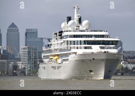 Silversea Cruises Schiff SILVER ENDEAVOUR fährt am Ende seines ersten Besuchs in Greenwich, London, die Themse hinunter Stockfoto