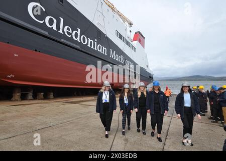 April 2024. Greenock Schottland, Großbritannien. Ferguson Marine startet ihre zweite Fähre „Glen Rosa“, die für Caledonia Maritime Assets Limited gebaut wurde, um die Insel Arran zu bedienen. Fünf Auszubildende, die am Build Credit beteiligt sind. Douglas Carr/Alamy Live News Stockfoto