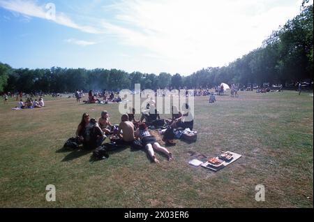 Nur wenige Meter von den Geschäften und Restaurants der Upper Street und Holloway Road entfernt befindet sich die öffentliche Einrichtung des Islington Borough Council, die mehrere Bäume umschlossene Highbury Fields in einem der teuersten Orte des Stadtteils umfasst. Bei jedem Wetter lockt es familiäre Ausflüge für Picknicks und Bbqs, Trainingsgruppen, Hundeschlittenläufer, Läufer und sogar eine jährlich stattfindende kleine Messe an. Stockfoto