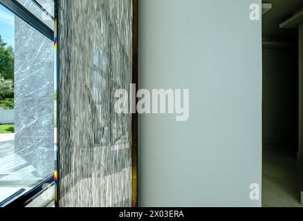 HAMALA, BAHRAIN - 02. MÄRZ 2019: Detail eines Spiegelrahmens aus Glas in einer Innenansicht des Eingangs einer luxuriösen Villa aus dem Nahen Osten. Stockfoto