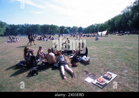 Nur wenige Meter von den Geschäften und Restaurants der Upper Street und Holloway Road entfernt befindet sich die öffentliche Einrichtung des Islington Borough Council, die mehrere Bäume umschlossene Highbury Fields in einem der teuersten Orte des Stadtteils umfasst. Bei jedem Wetter lockt es familiäre Ausflüge für Picknicks und Bbqs, Trainingsgruppen, Hundeschlittenläufer, Läufer und sogar eine jährlich stattfindende kleine Messe an. Stockfoto