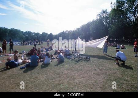 Nur wenige Meter von den Geschäften und Restaurants der Upper Street und Holloway Road entfernt befindet sich die öffentliche Einrichtung des Islington Borough Council, die mehrere Bäume umschlossene Highbury Fields in einem der teuersten Orte des Stadtteils umfasst. Bei jedem Wetter lockt es familiäre Ausflüge für Picknicks und Bbqs, Trainingsgruppen, Hundeschlittenläufer, Läufer und sogar eine jährlich stattfindende kleine Messe an. Stockfoto