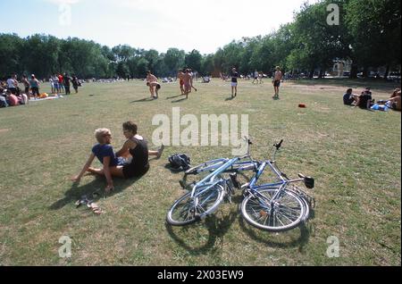 Nur wenige Meter von den Geschäften und Restaurants der Upper Street und Holloway Road entfernt befindet sich die öffentliche Einrichtung des Islington Borough Council, die mehrere Bäume umschlossene Highbury Fields in einem der teuersten Orte des Stadtteils umfasst. Bei jedem Wetter lockt es familiäre Ausflüge für Picknicks und Bbqs, Trainingsgruppen, Hundeschlittenläufer, Läufer und sogar eine jährlich stattfindende kleine Messe an. Stockfoto