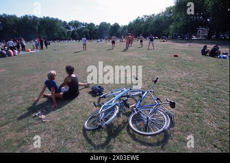 Nur wenige Meter von den Geschäften und Restaurants der Upper Street und Holloway Road entfernt befindet sich die öffentliche Einrichtung des Islington Borough Council, die mehrere Bäume umschlossene Highbury Fields in einem der teuersten Orte des Stadtteils umfasst. Bei jedem Wetter lockt es familiäre Ausflüge für Picknicks und Bbqs, Trainingsgruppen, Hundeschlittenläufer, Läufer und sogar eine jährlich stattfindende kleine Messe an. Stockfoto