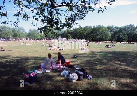 Nur wenige Meter von den Geschäften und Restaurants der Upper Street und Holloway Road entfernt befindet sich die öffentliche Einrichtung des Islington Borough Council, die mehrere Bäume umschlossene Highbury Fields in einem der teuersten Orte des Stadtteils umfasst. Bei jedem Wetter lockt es familiäre Ausflüge für Picknicks und Bbqs, Trainingsgruppen, Hundeschlittenläufer, Läufer und sogar eine jährlich stattfindende kleine Messe an. Stockfoto