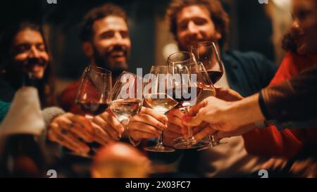 Große Gartenparty mit Freunden an einem warmen Sommerabend. Schöne Menschen genießen das Leben auf einer Terrasse, trinken Wein, jubeln, entspannen sich am Wochenende, geben Toast und essen hausgemachte Speisen. Stockfoto