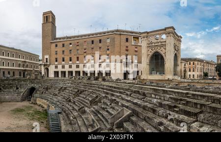 LECCE, ITALIEN - 27. OKTOBER 2016: Weitwinkelpanorama des berühmten Amphitheaters in Lecce, Italien Stockfoto