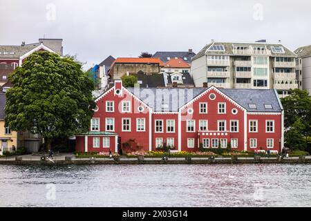 OSLO, NORWEGEN - 8. AUGUST 2015: Rotes Gebäude Kongsgata 47-49 in der Nähe des Breiavatnet Sees in Stavanger, erbaut ab 1867 und fertiggestellt 1919 Stockfoto