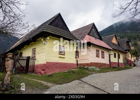 Bunte Häuser im Freilichtmuseum in Vlkolinec bei Ruzomberok in der Slowakei Stockfoto