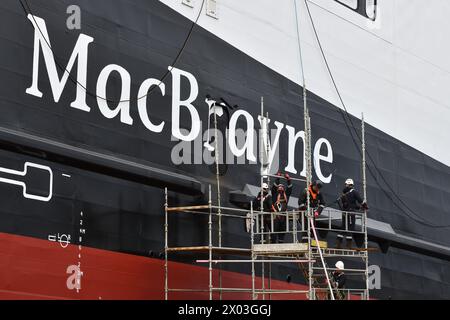 April 2024. Greenock Schottland, Großbritannien. Ferguson Marine startet ihre zweite Fähre „Glen Rosa“, die für Caledonia Maritime Assets Limited gebaut wurde, um die Insel Arran zu bedienen. Letzte Minute Gerüstentfernung. Gutschrift. Douglas Carr/Alamy Live News Stockfoto