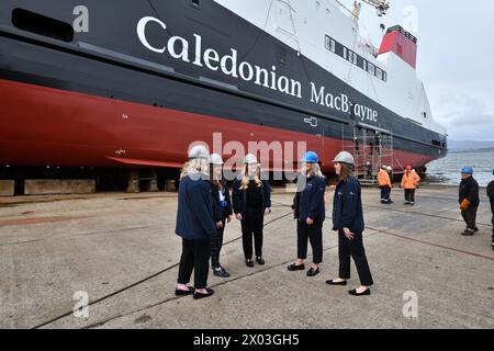 April 2024. Greenock Schottland, Großbritannien. Ferguson Marine startet ihre zweite Fähre „Glen Rosa“, die für Caledonia Maritime Assets Limited gebaut wurde, um die Insel Arran zu bedienen. Fünf Auszubildende waren am Bau beteiligt. Gutschrift. Douglas Carr/Alamy Live News Stockfoto