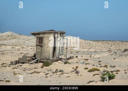 Verlassene Toilette in Bogenfels Mine, draußen in der verlassenen Verbotszone in Namibia. Stockfoto