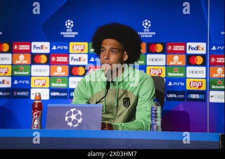 Madrid, Spanien. April 2024. Axel Witsel von Atletico Madrid spricht während der Pressekonferenz einen Tag vor dem Viertelfinalspiel der Champions League gegen Borussia Dortmund im Civitas Metropolitano Stadion in Madrid. Quelle: Unabhängige Fotoagentur/Alamy Live News Stockfoto