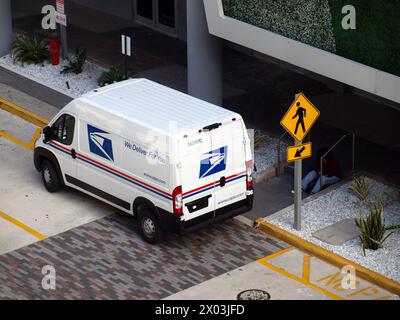 Miami, Florida, USA - 6. April 2024: Van des US Postal Service (USPS) parkt auf einer Straße. Stockfoto