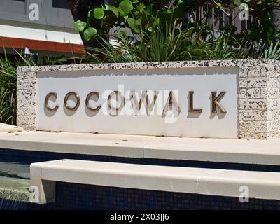 Miami, Florida, Vereinigte Staaten - 6. April 2024: Schild am Eingang der CocoWalk Mall in Coconut Grove. Stockfoto