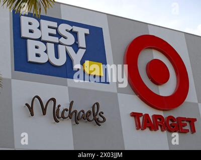 Miami, Florida, USA - 6. April 2024: Pinnwand mit Logos von Best Buy, Target und Michael Store. Dadeland Station Mall in Kendall. Stockfoto