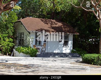 Miami, Florida, USA - 6. April 2024: Kleines Haus in Coconut Grove umgewandelt. Stockfoto