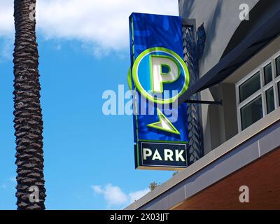 Miami, Florida, Vereinigte Staaten - 6. April 2024: Parkplatz in der beliebten Gegend von Coconut Grove. Stockfoto