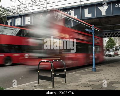 Die Caledonian Road, oder "Die Cally" bekannt ist, ist der Hauptverkehrsstraße durch den Norden Londoner Stadtteil Islington. Stockfoto