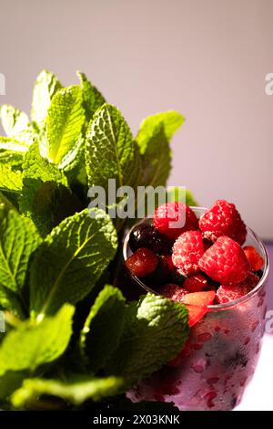 Schöne Vorspeise rosa Himbeeren und Brombeeren im Glas mit Minze Stockfoto