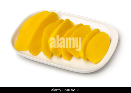 Platte mit eingelegten Mangoblättern, isoliert auf weißem Hintergrund, Nahaufnahme Stockfoto