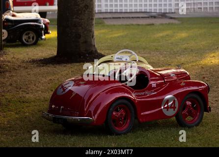 Das Fahrerlager am frühen Morgen für die Settrington Cup Austin J40 Tretwagen beim Goodwood Revival 2023, Sussex, UK. Stockfoto