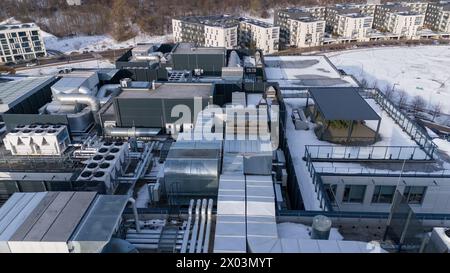 Drohnenfotografie einer großen Klimaanlage auf einem Dach während des sonnigen Wintertages Stockfoto