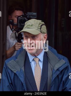 London, Großbritannien. April 2024. Der ehemalige Subpostmeister Alan Bates verlässt Aldwych House, während die IT-Untersuchung von Post Office Horizon fortgesetzt wird. Quelle: Vuk Valcic/Alamy Live News Stockfoto